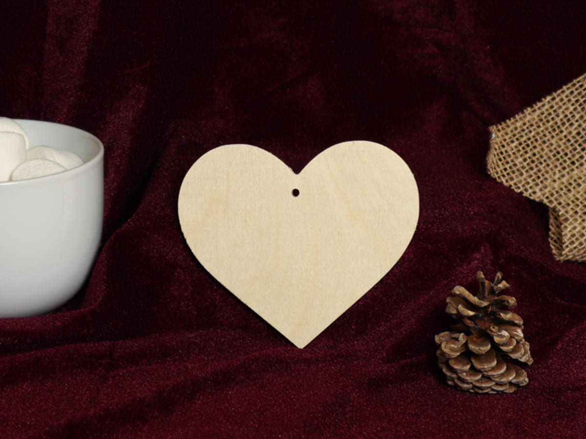 Texte alternatif : Cœur de Noël en bois à suspendre de 10 × 11,5 cm en contreplaqué de 4 mm