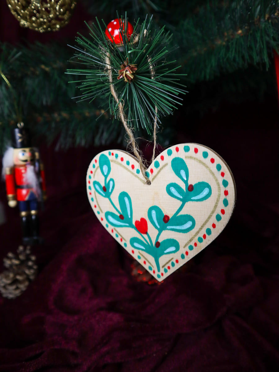 Texte alternatif : Cœur de Noël en bois à suspendre de 10 × 11,5 cm en contreplaqué de 4 mm