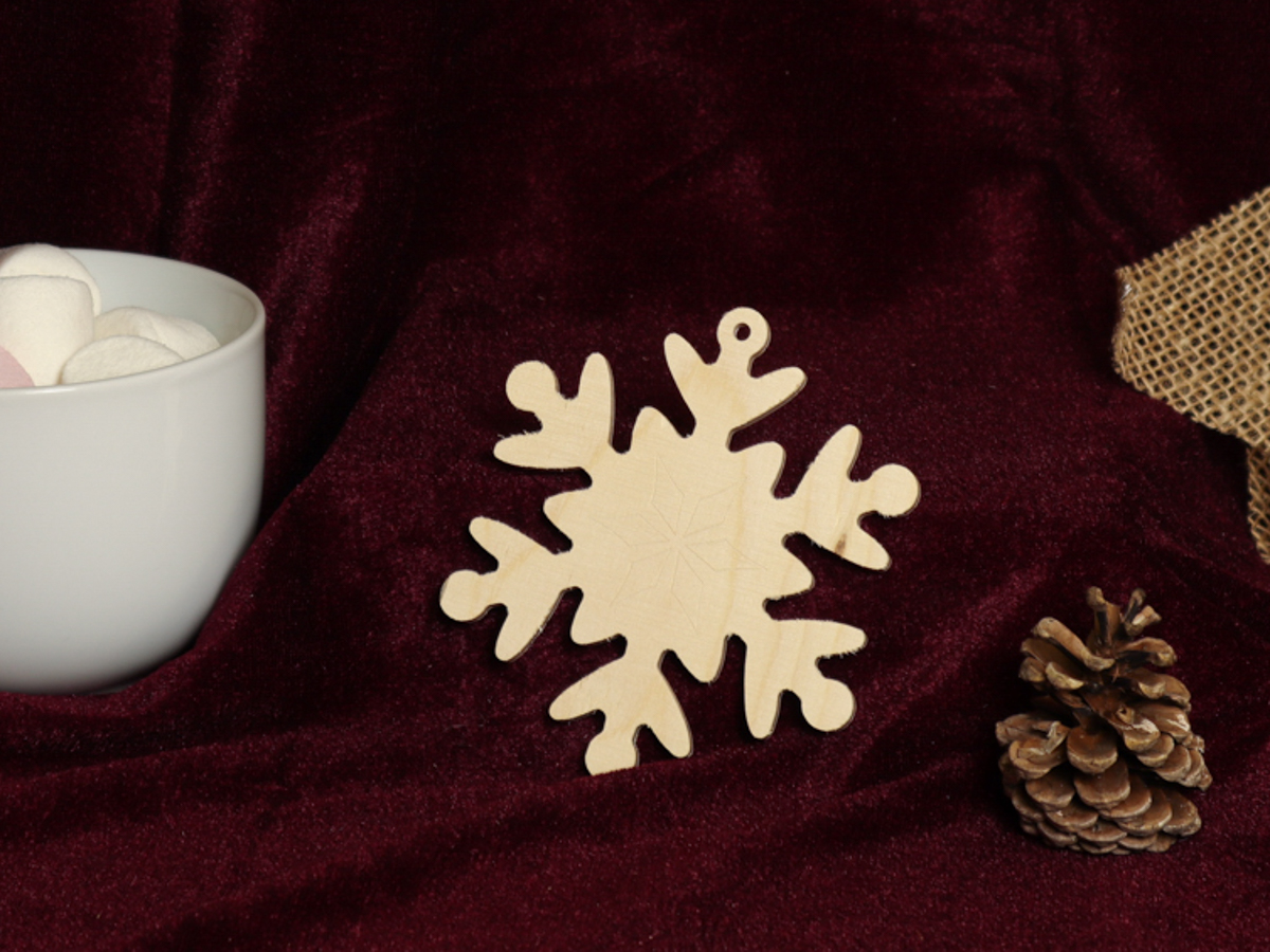 Flocon de neige en bois gravé à suspendre de 11 × 11 cm en contreplaqué de 4 mm