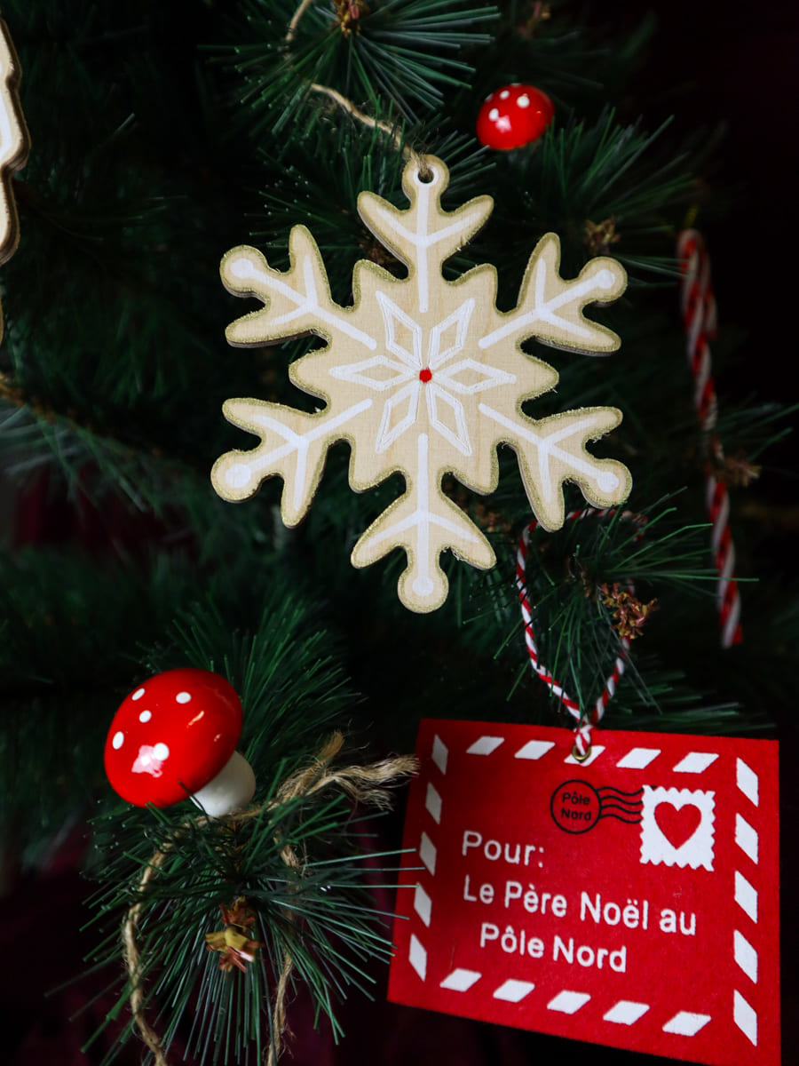 Flocon de neige en bois gravé à suspendre de 11 × 11 cm en contreplaqué de 4 mm