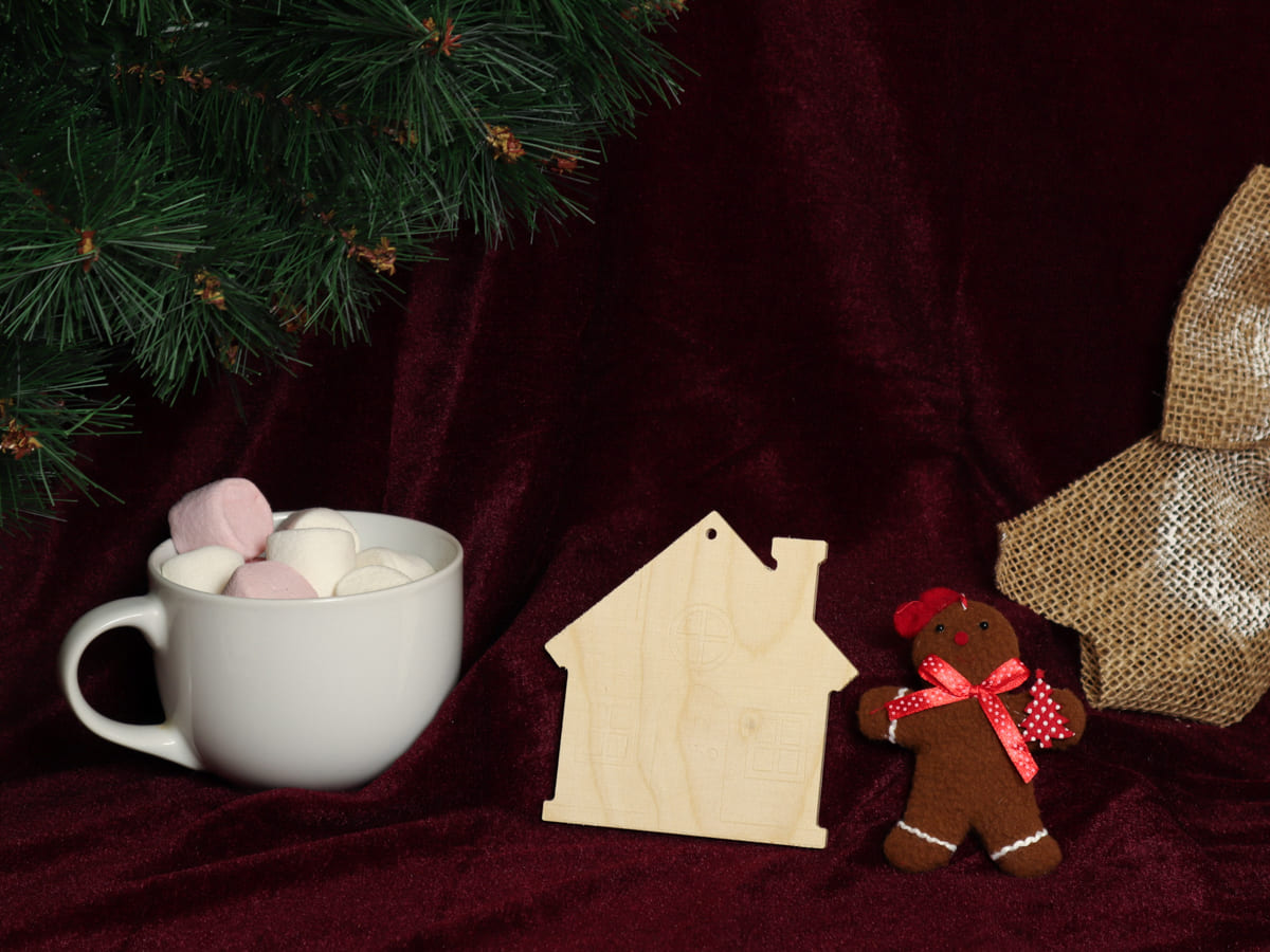 Maison de Noël en bois à suspendre de 11 × 11 cm, avec fenêtres et porte gravées