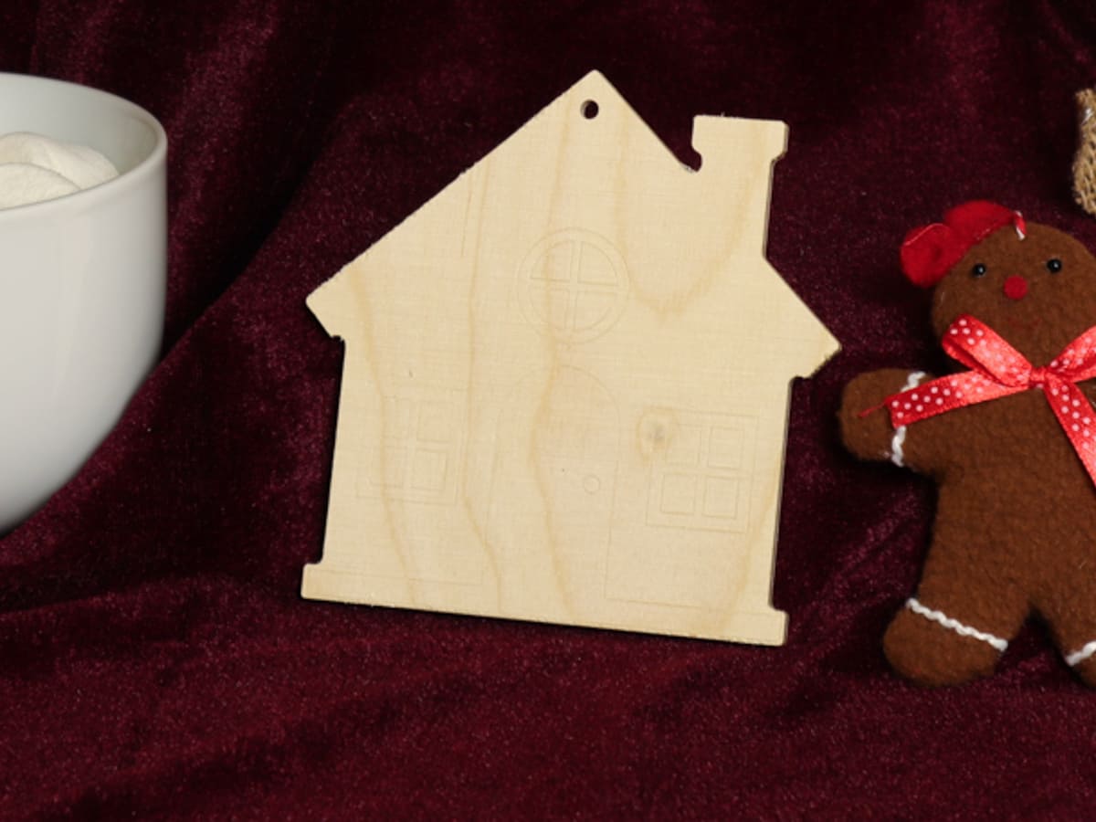 Maison de Noël en bois à suspendre de 11 × 11 cm, avec fenêtres et porte gravées
