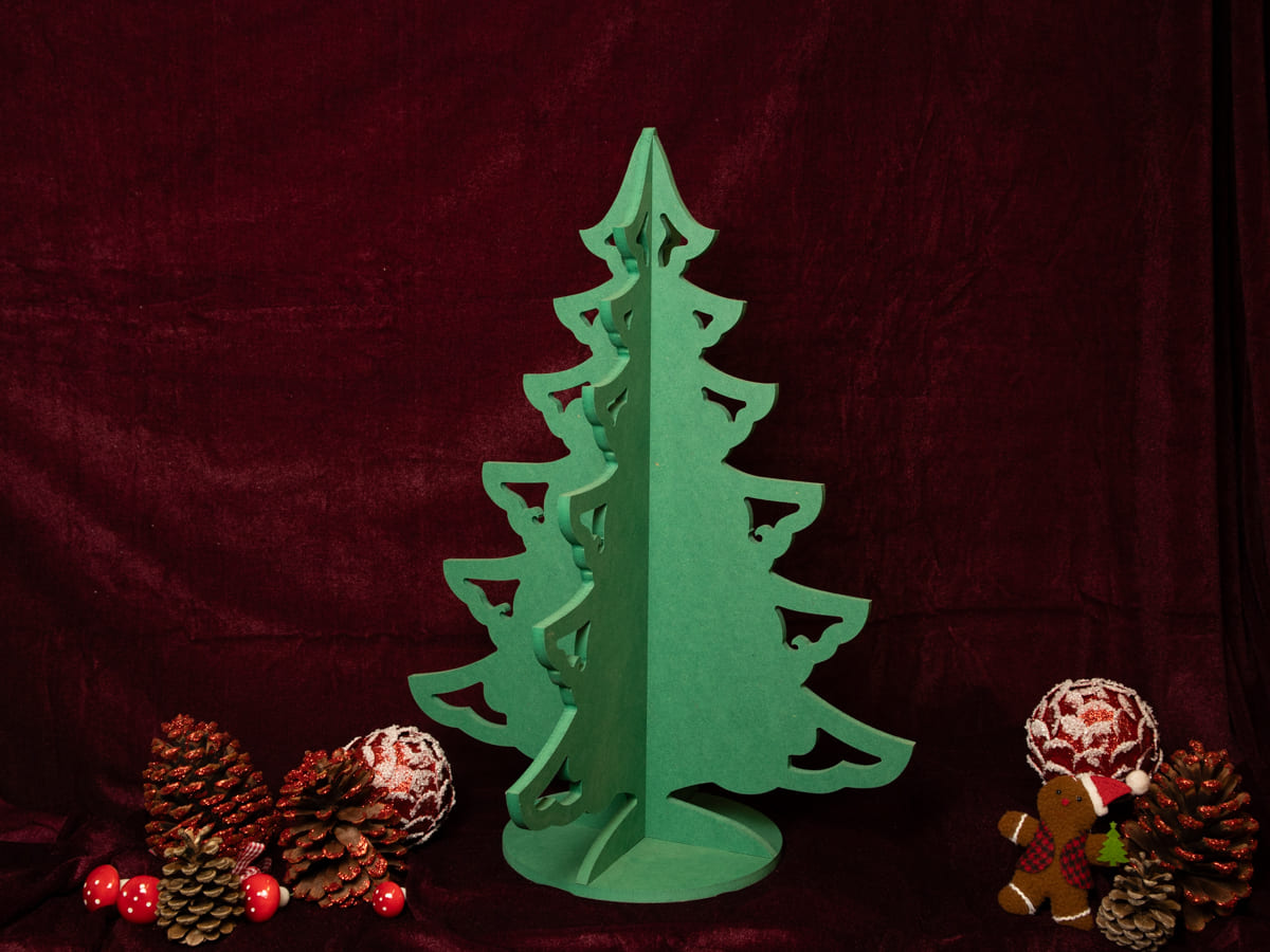 Sapin de Noël en bois éco-durable de 47 cm de hauteur et 37 cm d’envergure, fabriqué en Côte-d’Or à partir de panneaux de Valchromat teintés dans la masse. Composé de deux éléments à emboîter, il se monte facilement sans outil et peut être laissé brut ou décoré selon les envies.